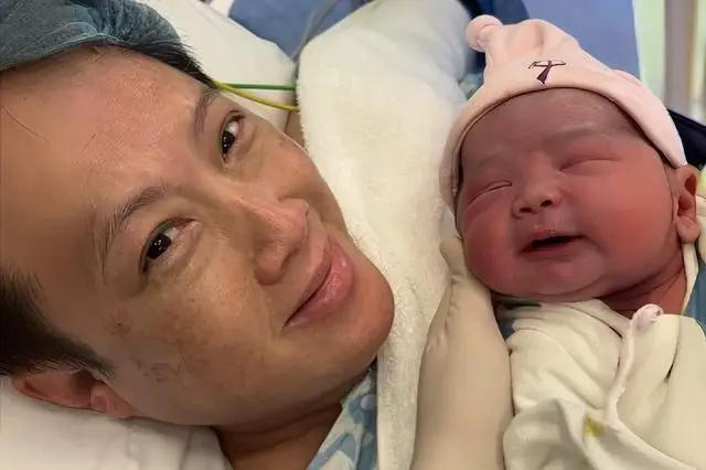 香港知名男星靠母亲遗产生活，妻子58岁生二胎，花高价人工受孕  第1张