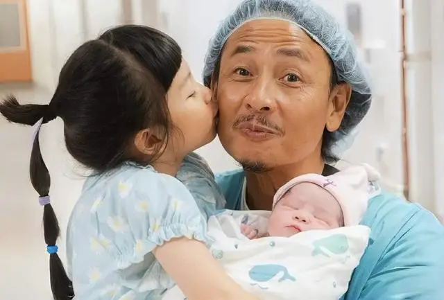 香港知名男星靠母亲遗产生活，妻子58岁生二胎，花高价人工受孕  第2张