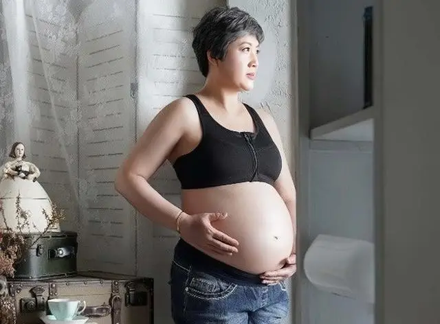 香港知名男星靠母亲遗产生活，妻子58岁生二胎，花高价人工受孕  第6张