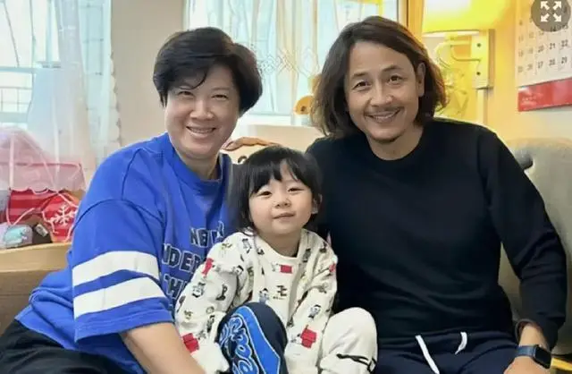 香港知名男星靠母亲遗产生活，妻子58岁生二胎，花高价人工受孕  第9张