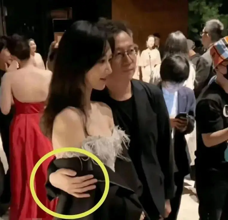 杨紫娱乐八卦-杨紫陪睡CEO后续:亲密照曝光,赵露思热巴等多名女星陷风波 第7张 杨紫娱乐八卦-杨紫陪睡CEO后续:亲密照曝光,赵露思热巴等多名女星陷风波 第7张