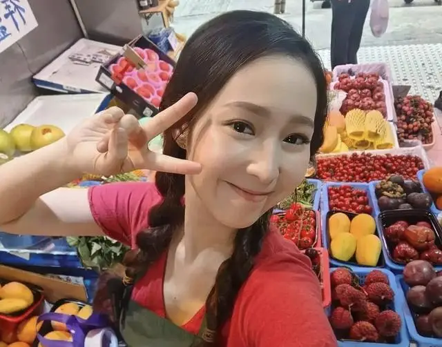 突发!TVB知名女星转行在菜市直播卖菜,长时间遭欺凌情绪崩溃 第2张 突发!TVB知名女星转行在菜市直播卖菜,长时间遭欺凌情绪崩溃 第2张