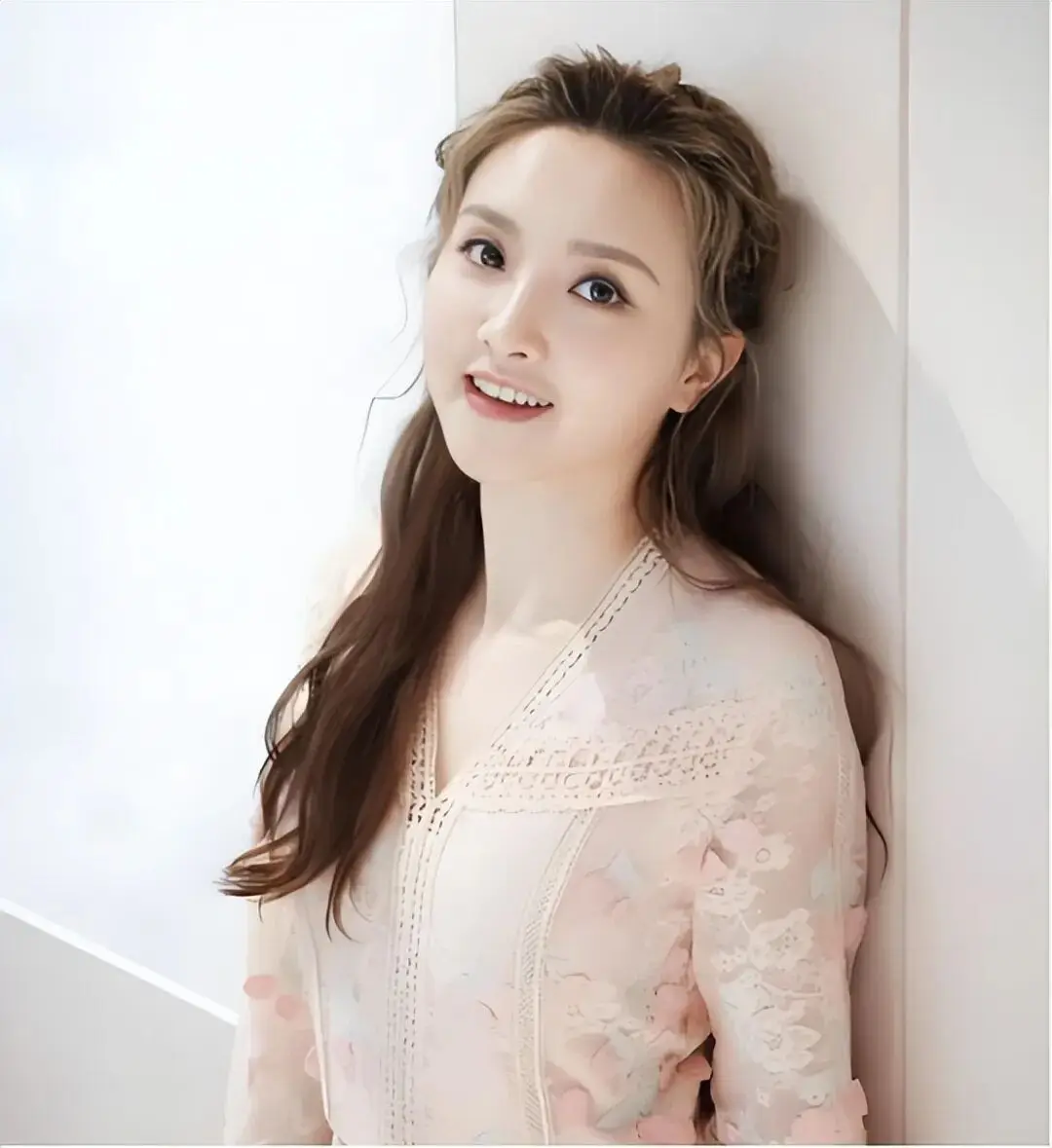 香港女星超自然言论引热议!曾在直播中求救,称有人要杀她 第6张 香港女星超自然言论引热议!曾在直播中求救,称有人要杀她 第6张