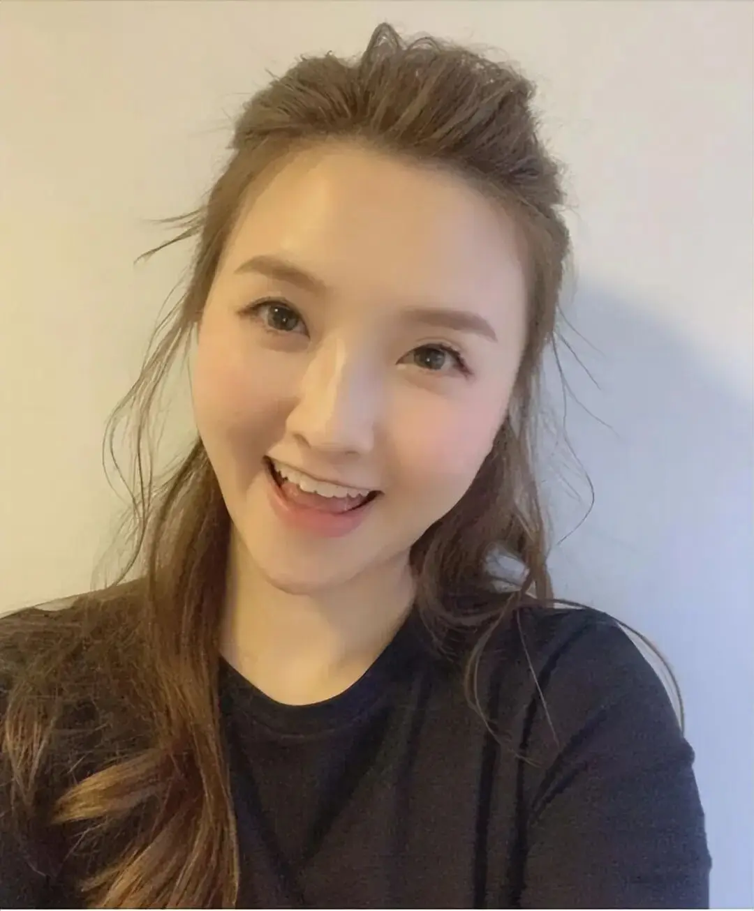 香港女星超自然言论引热议!曾在直播中求救,称有人要杀她 第7张 香港女星超自然言论引热议!曾在直播中求救,称有人要杀她 第7张