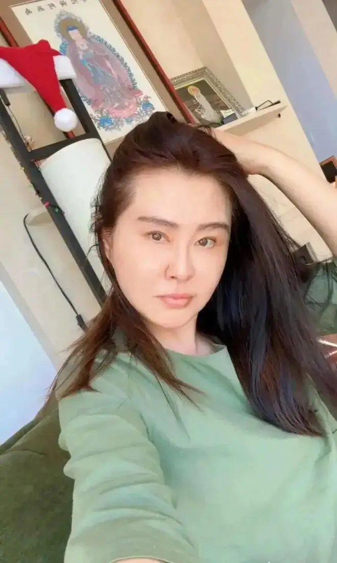 58岁“亚洲第一美女”罕见进驻短视频平台,疑为直播带货铺路? 第5张 58岁“亚洲第一美女”罕见进驻短视频平台,疑为直播带货铺路? 第5张