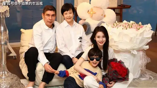 黄晓明杨颖带儿子游迪士尼,互动自然引热议,网友喊话希望他们复婚 第5张 黄晓明杨颖带儿子游迪士尼,互动自然引热议,网友喊话希望他们复婚 第5张