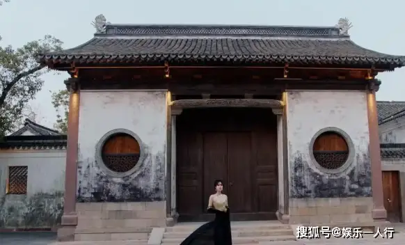 姚安娜最新复古造型美炸！露肩长裙搭黑丝绒手套站桥上  第5张