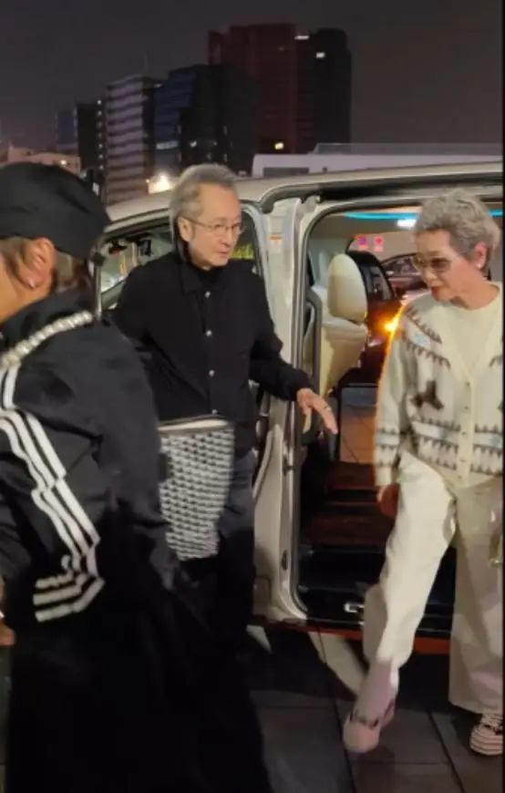 香港著名女星与老公同框表情冷淡,拒绝牵手,老公曾被曝多次绯闻 第2张 香港著名女星与老公同框表情冷淡,拒绝牵手,老公曾被曝多次绯闻 第2张