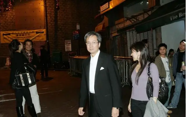 香港著名女星与老公同框表情冷淡,拒绝牵手,老公曾被曝多次绯闻 第5张 香港著名女星与老公同框表情冷淡,拒绝牵手,老公曾被曝多次绯闻 第5张