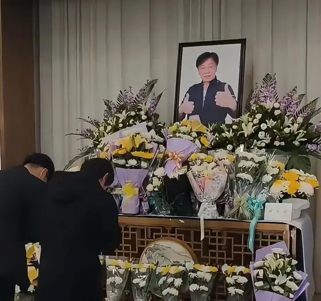 一路走好！香港知名演员举行出殡仪式，心脏衰竭抢救七小时离世  第2张