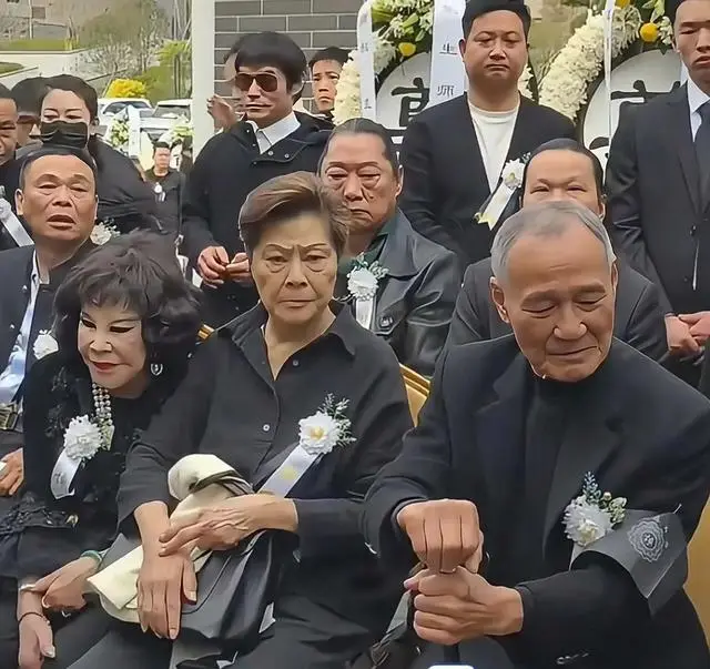 一路走好！香港知名演员举行出殡仪式，心脏衰竭抢救七小时离世  第3张