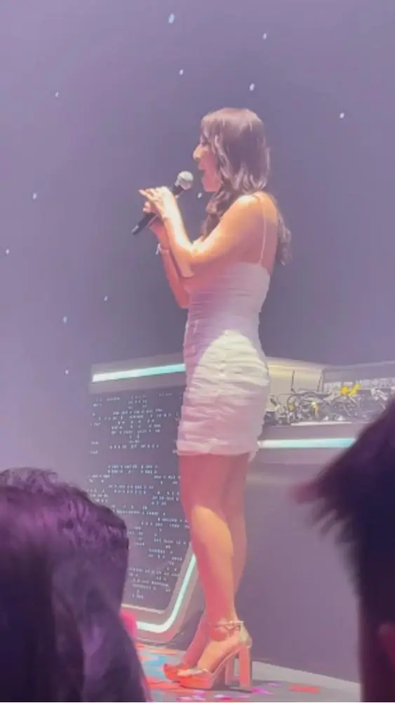 香港知名女星夜店登台被嘲五音不全,靠售卖大尺度私密照月入6万 第2张 香港知名女星夜店登台被嘲五音不全,靠售卖大尺度私密照月入6万 第2张