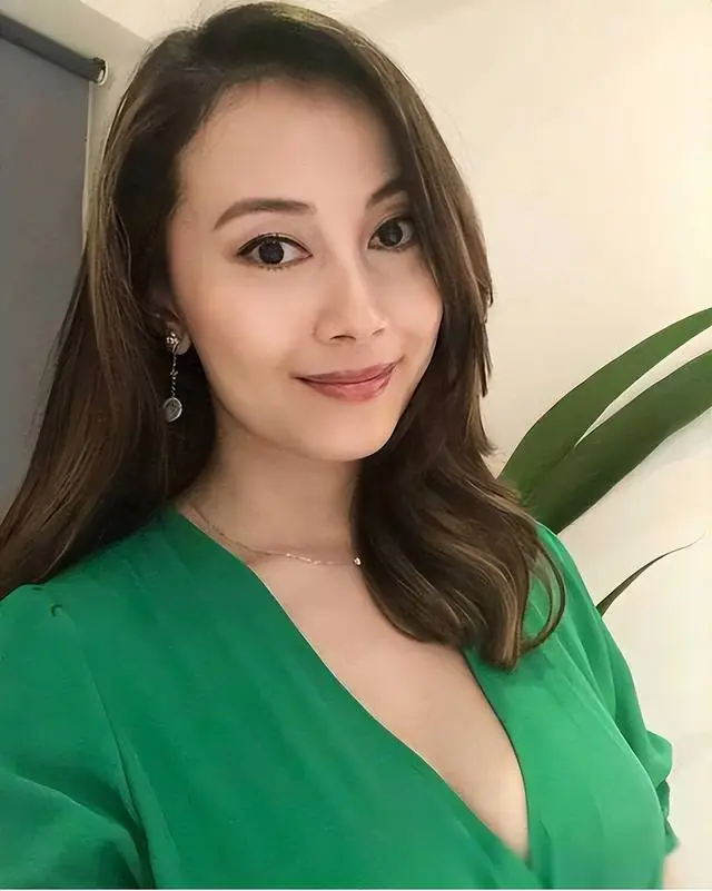 香港知名女星夜店登台被嘲五音不全,靠售卖大尺度私密照月入6万 第6张 香港知名女星夜店登台被嘲五音不全,靠售卖大尺度私密照月入6万 第6张