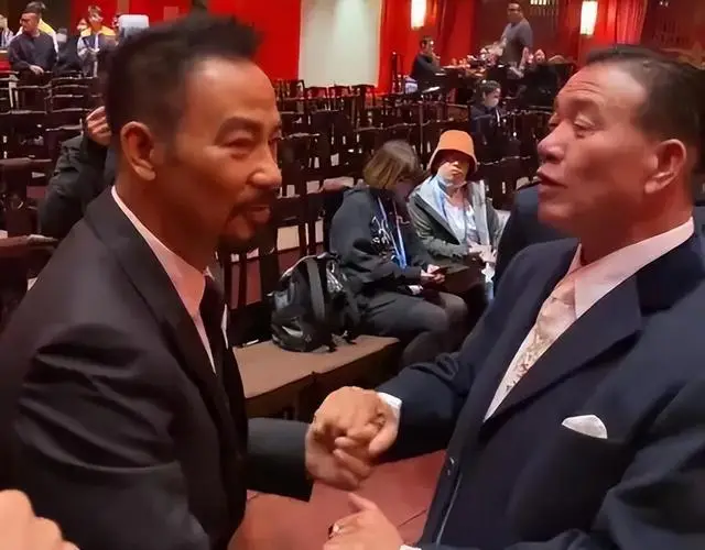 70岁影帝深夜现身兰桂坊,紧身西装大秀身材,粉丝失控尖叫 第3张 70岁影帝深夜现身兰桂坊,紧身西装大秀身材,粉丝失控尖叫 第3张