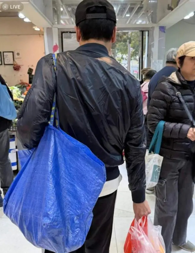 TVB视帝现身市场买菜,背包接地气,刚获得内地年度实力大奖 第5张 TVB视帝现身市场买菜,背包接地气,刚获得内地年度实力大奖 第5张