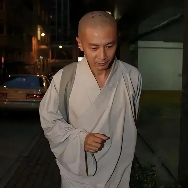 TVB离巢男星淡出圈音讯全无!弃百亿身家潜心礼佛,曾恋上蔡少芬 第4张 TVB离巢男星淡出圈音讯全无!弃百亿身家潜心礼佛,曾恋上蔡少芬 第4张