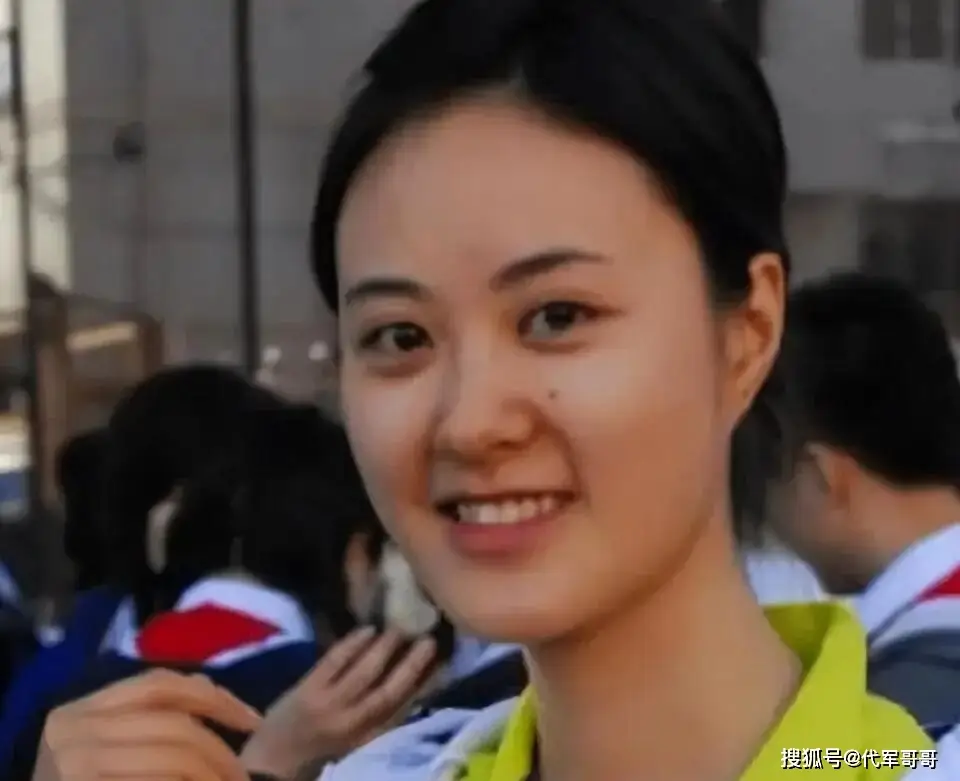 44岁央视主持人秦方近况曝光，曾是重庆最美高考状元仍单身  第1张