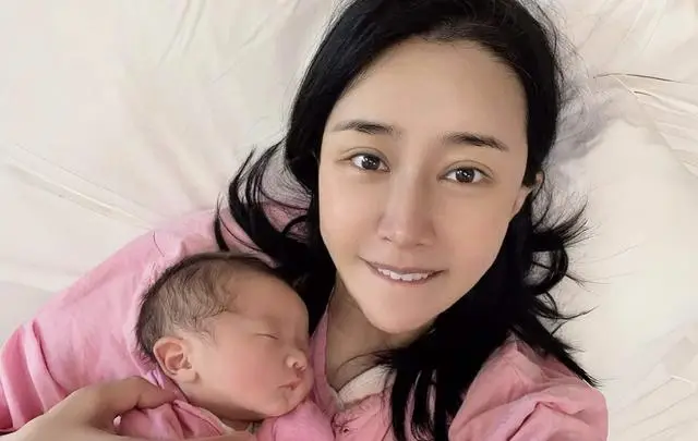 恭喜!香港过气艳星晒照宣布生子,再婚嫁山东农村小伙 第1张 恭喜!香港过气艳星晒照宣布生子,再婚嫁山东农村小伙 第1张