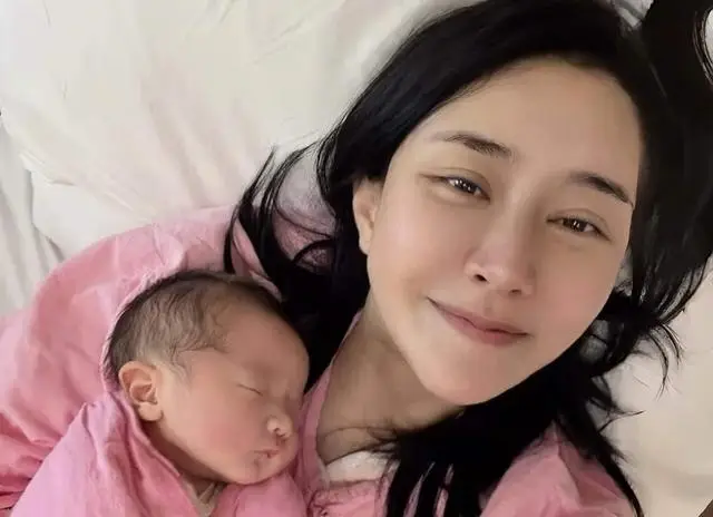 恭喜!香港过气艳星晒照宣布生子,再婚嫁山东农村小伙 第2张 恭喜!香港过气艳星晒照宣布生子,再婚嫁山东农村小伙 第2张