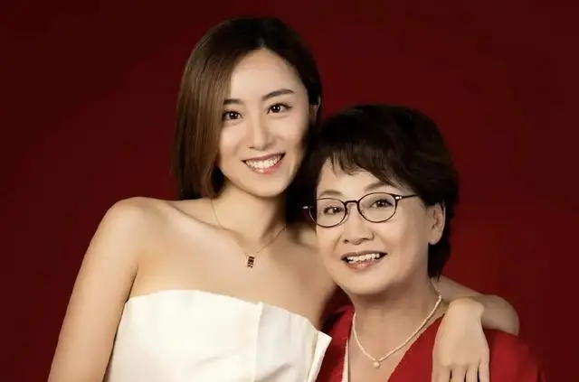 香港知名女星切除子宫,三次流产,为女儿隐忍老公婚内出轨十年 第2张 香港知名女星切除子宫,三次流产,为女儿隐忍老公婚内出轨十年 第2张