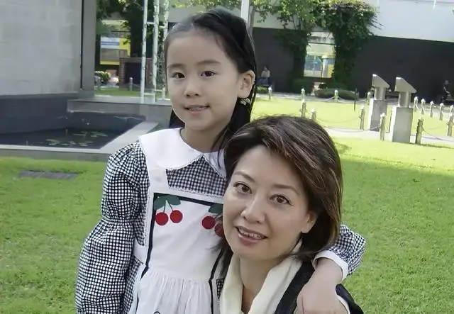 香港知名女星切除子宫,三次流产,为女儿隐忍老公婚内出轨十年 第6张 香港知名女星切除子宫,三次流产,为女儿隐忍老公婚内出轨十年 第6张