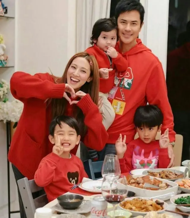 TVB视帝妻子拍内衣广告摆性感姿势，成香港最赚钱博主  第1张