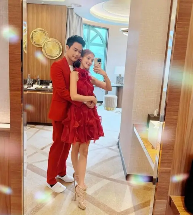 TVB视帝妻子拍内衣广告摆性感姿势，成香港最赚钱博主  第3张