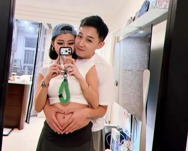 恭喜!TVB知名男星宣布妻子怀孕,娶富家千金当上门女婿 第1张 恭喜!TVB知名男星宣布妻子怀孕,娶富家千金当上门女婿 第1张