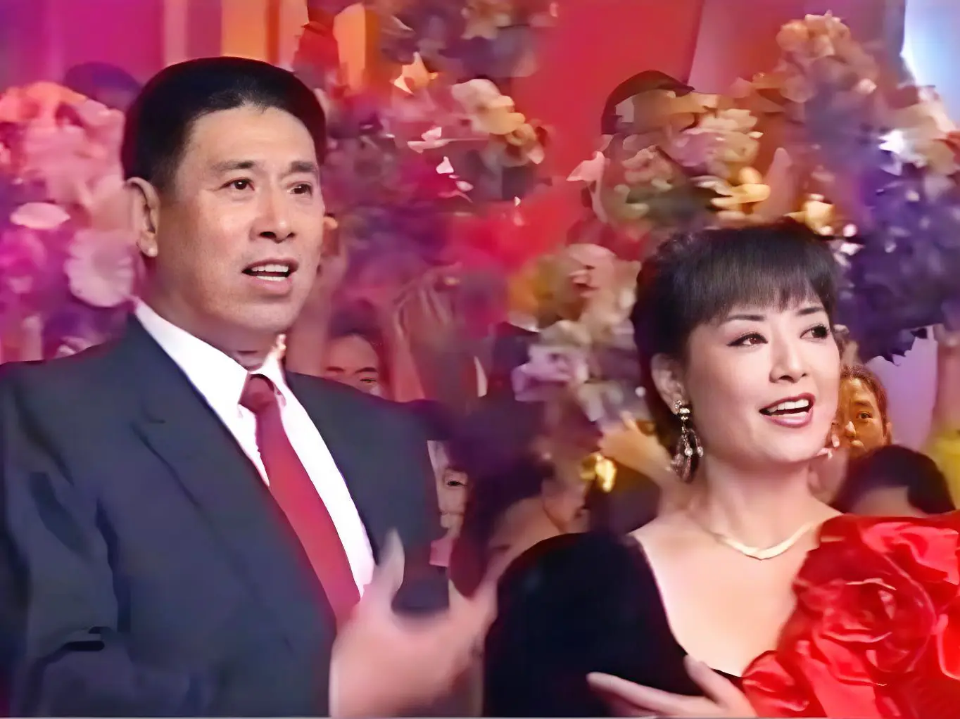 殷秀梅、华晨宇手挽手下班引热议!殷秀梅与洋丈夫离婚了吗? 第4张 殷秀梅、华晨宇手挽手下班引热议!殷秀梅与洋丈夫离婚了吗? 第4张