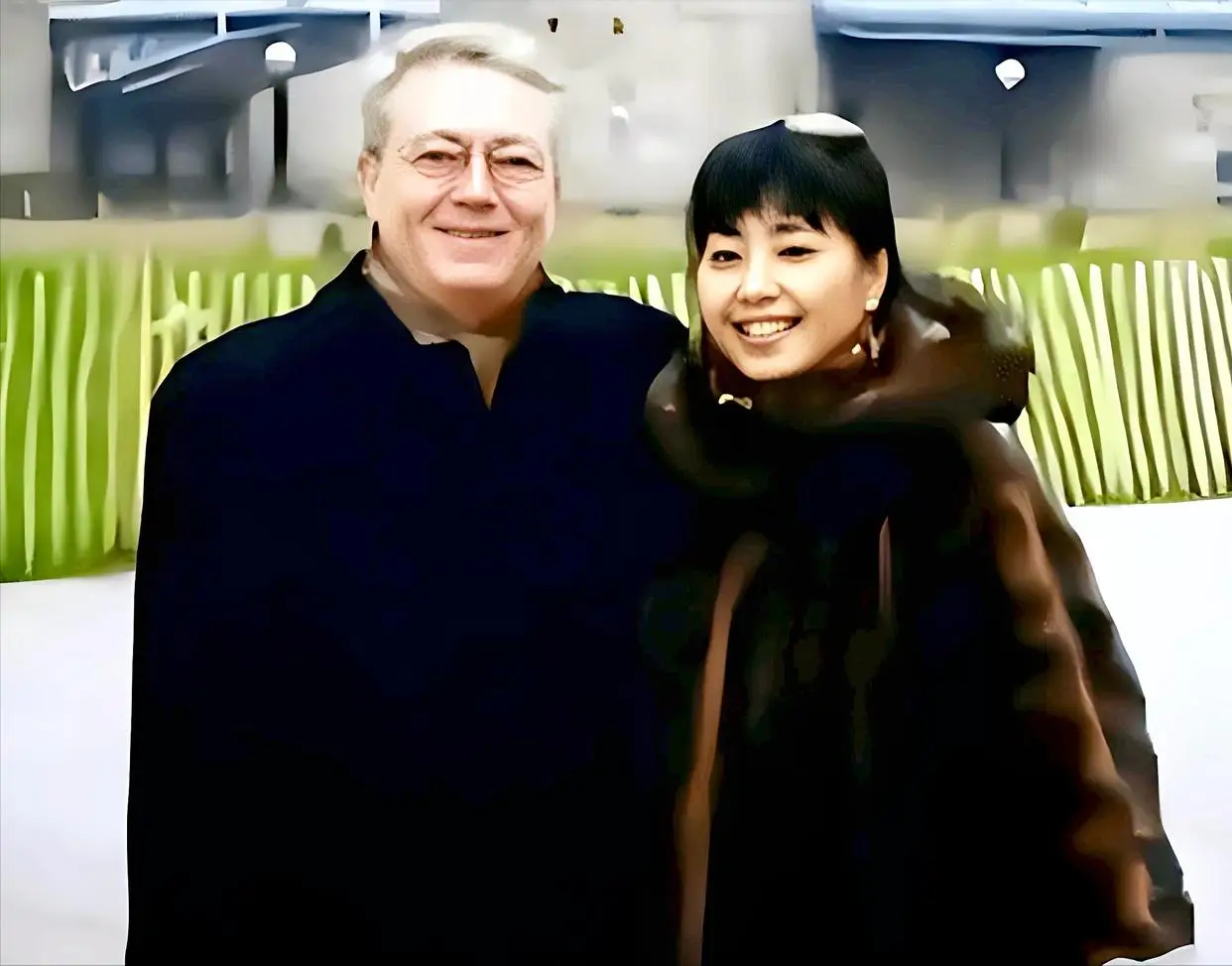 殷秀梅、华晨宇手挽手下班引热议!殷秀梅与洋丈夫离婚了吗? 第6张 殷秀梅、华晨宇手挽手下班引热议!殷秀梅与洋丈夫离婚了吗? 第6张