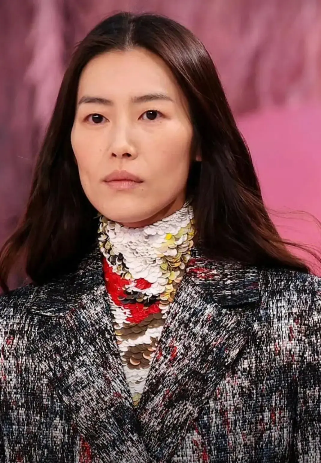 刘雯走秀引争议：疑似跛脚消极怠工，与何穗争倒数第一  第19张